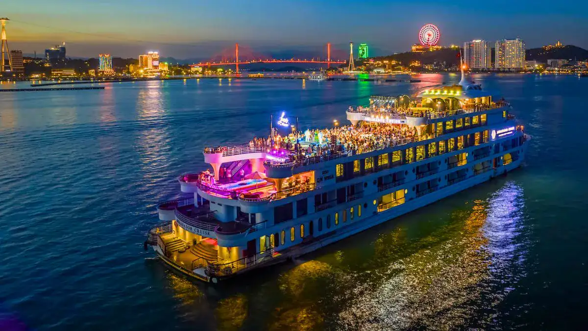 Be a part of a Dinner Cruise