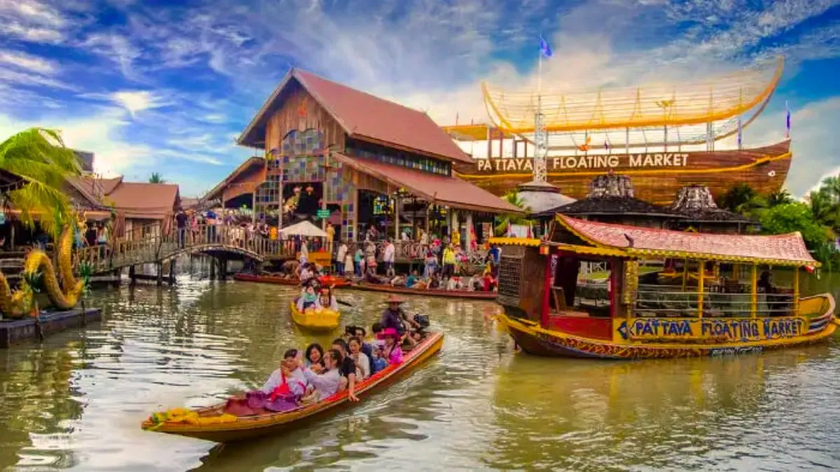 Buy Souvenirs from Pattaya Floating Market