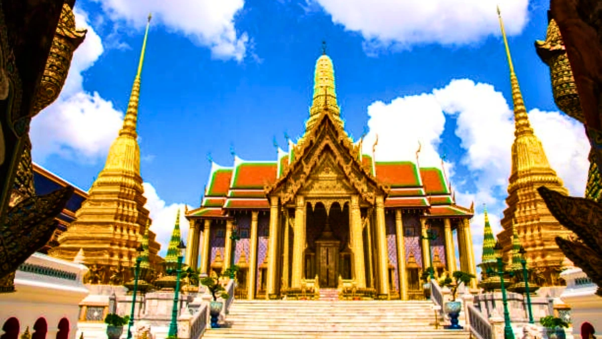  Wat Phra Kaew (Temple of the Emerald Buddha)